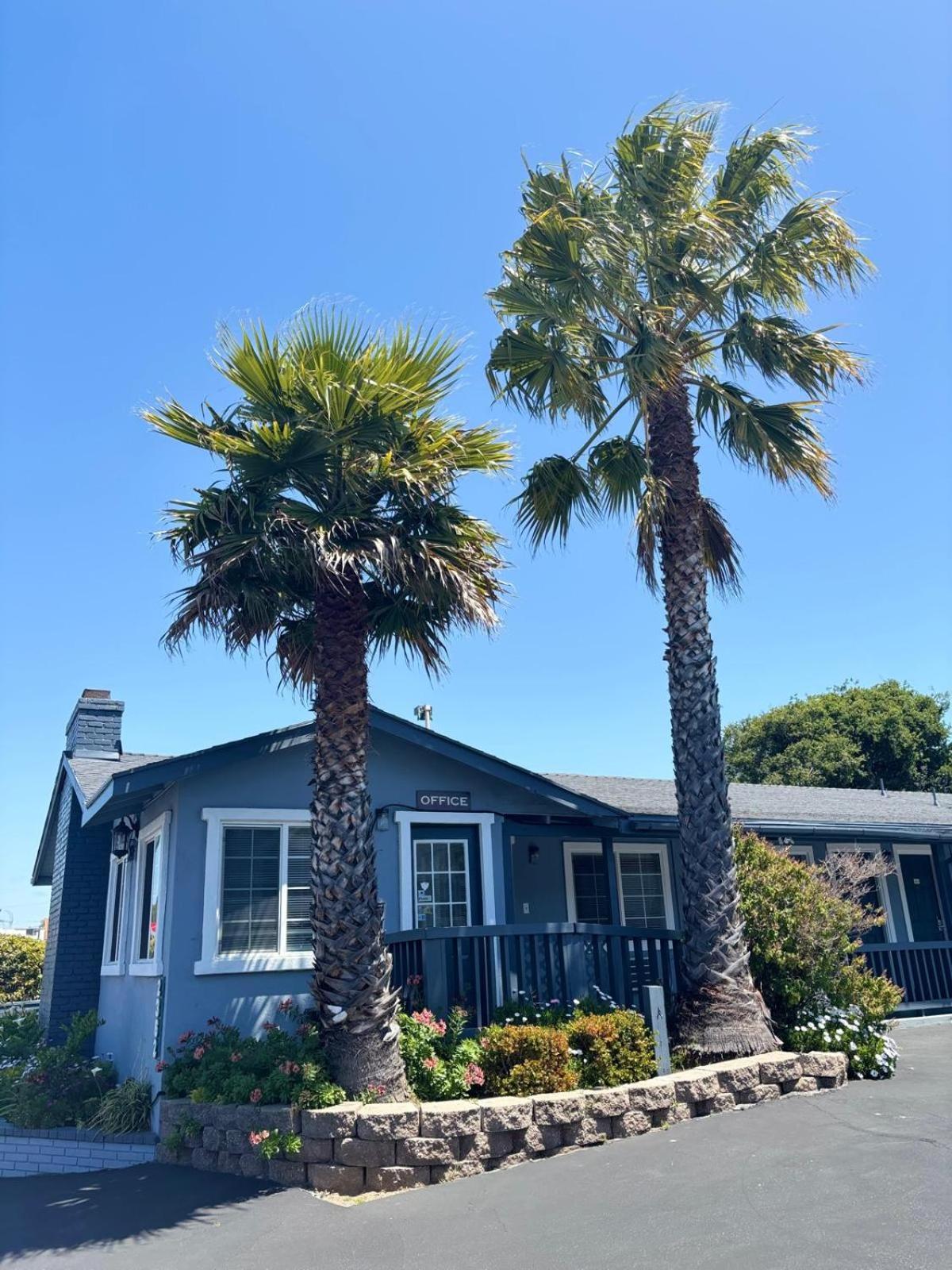 The Monterey Fireplace Inn Exterior photo